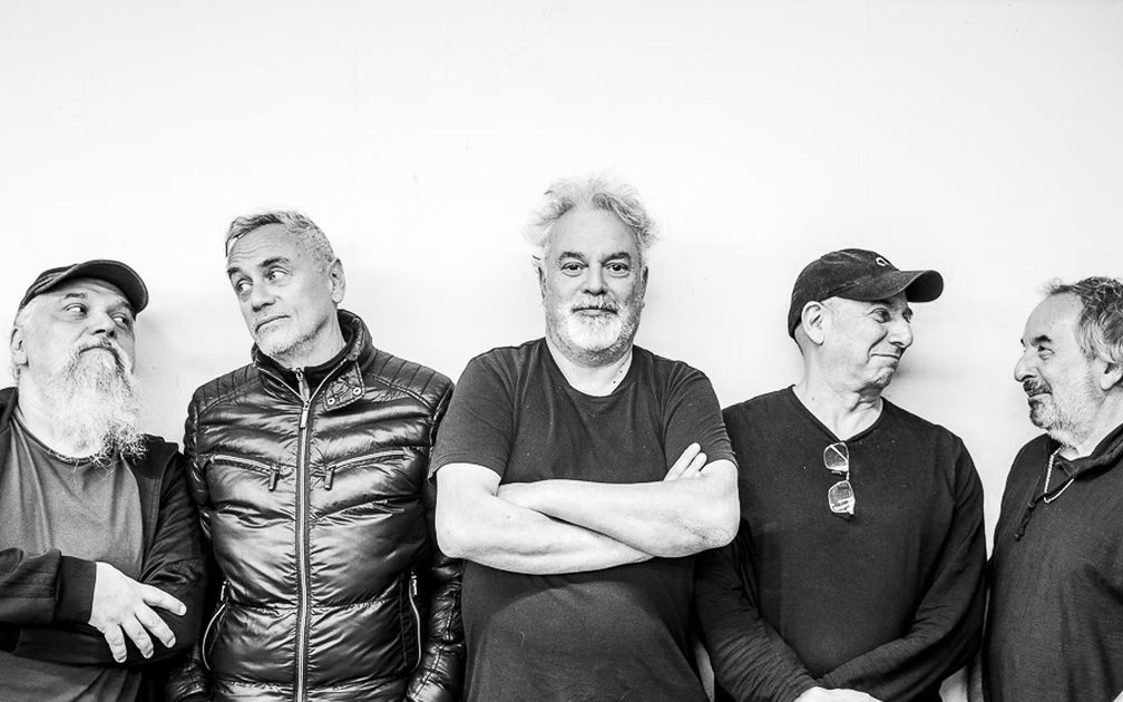 A 18 Minutos against a white wall, from left: Álvaro Torres, Dhani Ferrón, Guille Arrom, César Franov and Luis Ceravolo.